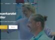 Zwei Kollegen in einem modernen Büro, lächelnd vor einem Computerbildschirm mit der Überschrift „Steuerkanzlei Möller“ und Navigationsmenü oben.