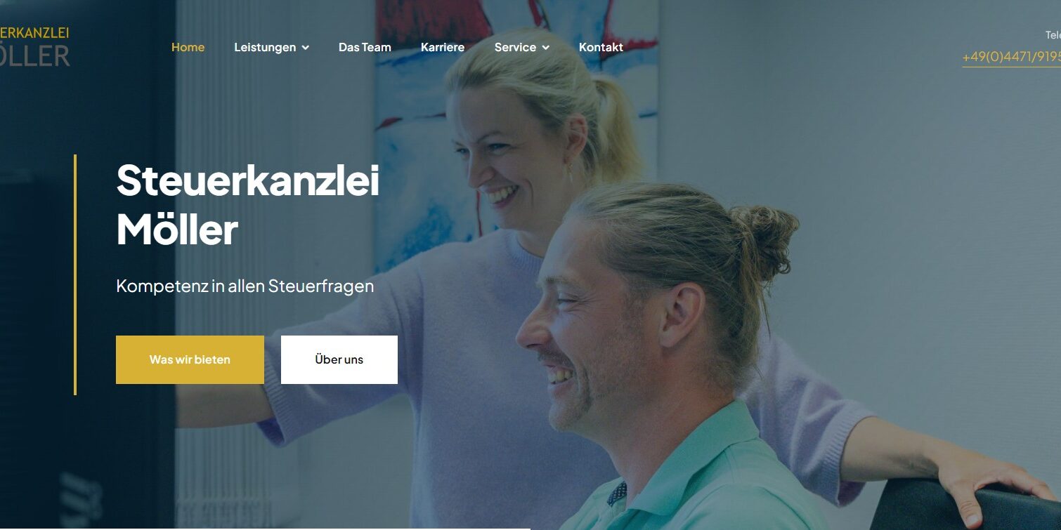 Zwei Kollegen in einem modernen Büro, lächelnd vor einem Computerbildschirm mit der Überschrift „Steuerkanzlei Möller“ und Navigationsmenü oben.